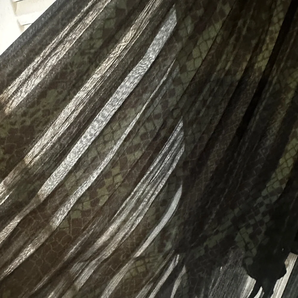 Reiss Snake Print Mini Skirt in green and black - Picture 10 of 15